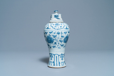 Een Chinese blauw-witte 'meiping' vaas met deksel, Ming